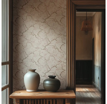 Vliesbehang met verfijnd takkenpatroon op een muur achter twee decoratieve keramieken vazen op een houten tafel in een lichte kamer.