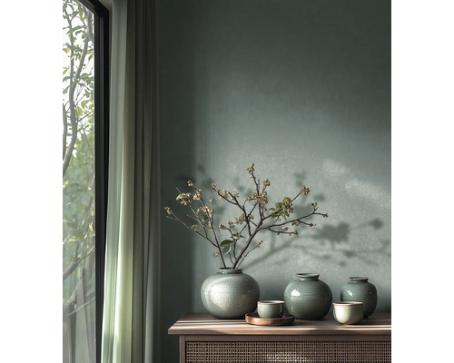 Muur met groene muurverf, drie keramische vazen met craquelé glazuur en takken op een houten dressoir naast een raam met gordijnen.