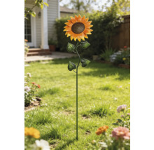 Decoratieve tuinsteker in de vorm van een zonnebloem van metaal op een gazon.