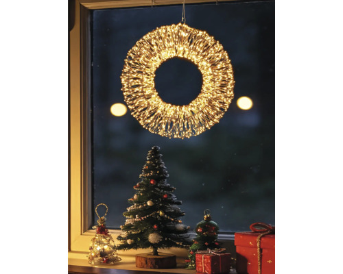 Verlichte LED-kerstkrans voor het raam met feestelijke decoratie, kerstboom en cadeaus.