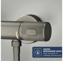 Waterbesparende knop op een douchekraan voor duurzame of volledige doorstroming.