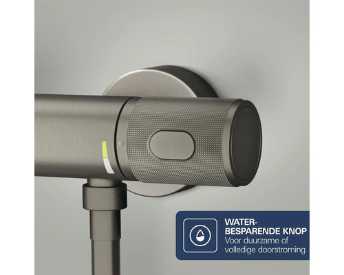 Waterbesparende knop op een douchekraan voor duurzame of volledige doorstroming.