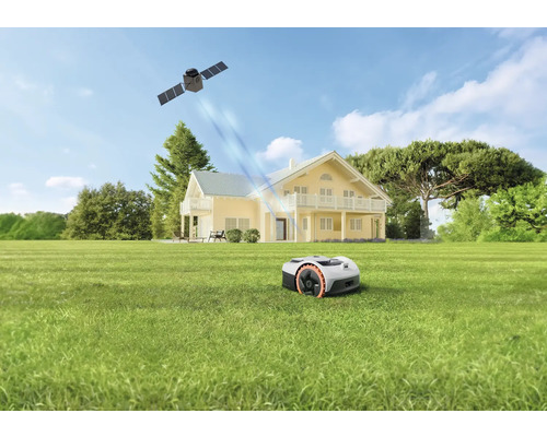 Robotmaaier op een groot gazon voor een huis met twee verdiepingen, satellietnavigatie via signalen vanuit de ruimte.