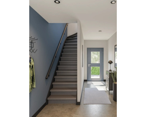 Moderne hal met donkere houten trap, blauwe accentmuur en een lichtgrijze voordeur met glazen inzetstuk.