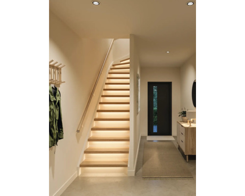 Moderne houten trap met geïntegreerde ledverlichting in een lichte, georganiseerde hal met kapstok en dressoir.