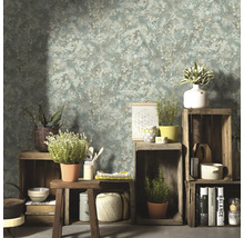 Behang met bloemenpatroon in een rustiek ingerichte ruimte met houten kisten en planten.