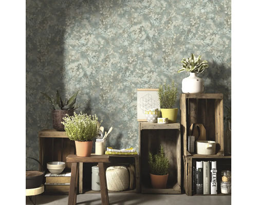 Behang met bloemenpatroon in een rustiek ingerichte ruimte met houten kisten en planten.