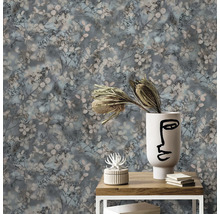 Vliesbehang met bloemenpatroon van kleine bloemetjes en takjes in een modern ingerichte kamer.