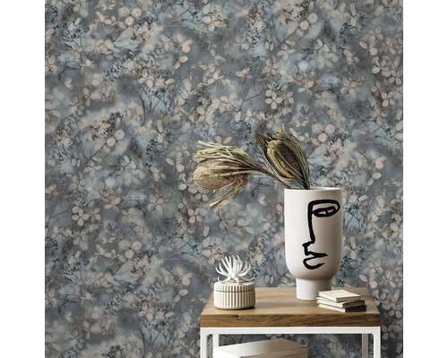 Vliesbehang met bloemenpatroon van kleine bloemetjes en takjes in een modern ingerichte kamer.