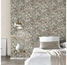 Lichte slaapkamer met vliesbehang met bloemenpatroon, wit bed, moderne bijzettafel en decoratieve hanglampen.