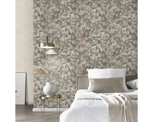 Lichte slaapkamer met vliesbehang met bloemenpatroon, wit bed, moderne bijzettafel en decoratieve hanglampen.