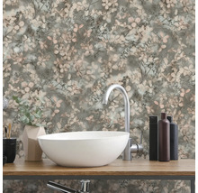 Badkamer met behang met bloemenpatroon, een witte opzetwastafel op een houten blad en een moderne kraan.