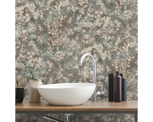 Badkamer met behang met bloemenpatroon, een witte opzetwastafel op een houten blad en een moderne kraan.
