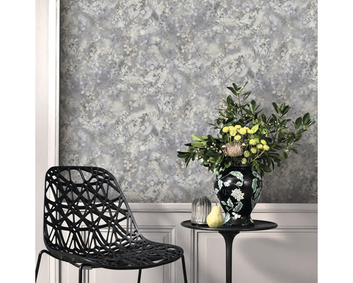 Vliesbehang met bloemenpatroon in aquarellook, moderne zwarte designstoel en bijzettafel met bloemenvaas voor een wand met lambrisering.