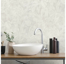 Lichte badkamer met witte opzetwastafel op houten blad, zilveren kraan en vliesbehang met palmbladmotief.