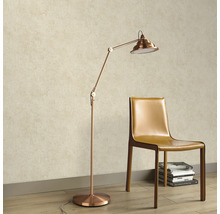 Moderne kamer met gestructureerd behang, een verstelbare metalen vloerlamp en een leren stoel op een houten vloer.