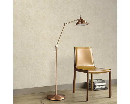Moderne kamer met gestructureerd behang, een verstelbare metalen vloerlamp en een leren stoel op een houten vloer.