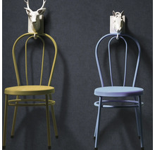 Twee bistrostoelen in geelgroen en lichtblauw hangend aan witte wandhaken in de vorm van dierenkoppen.