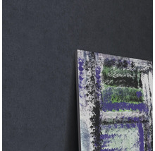 Donker gestructureerd behang op een muur naast een abstract schilderij op canvas.