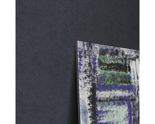 Donker gestructureerd behang op een muur naast een abstract schilderij op canvas.