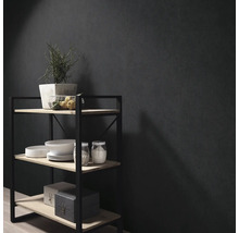 Modern industrieel opbergrek met houten legplanken en een zwart metalen frame voor een donkere wand met textuur.