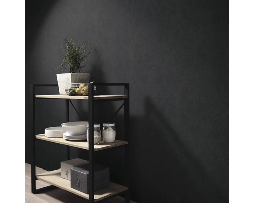 Modern industrieel opbergrek met houten legplanken en een zwart metalen frame voor een donkere wand met textuur.