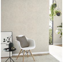Gestructureerd vliesbehang in een moderne kamer met witte kuipstoel, bijzettafel en hangende planten.