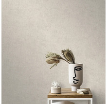Behang in lichtbeige steenlook in een modern ingerichte kamer met houten tafel, witte vaas met motief en droogbloemen.