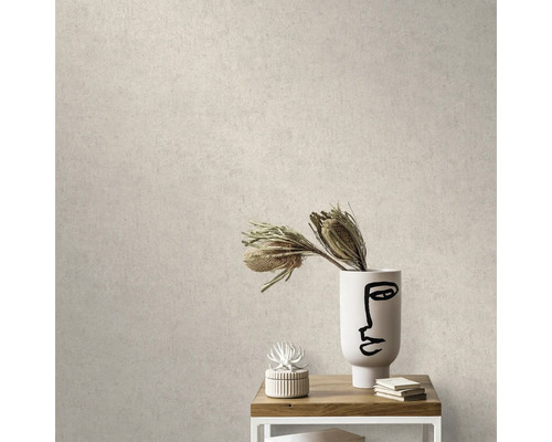 Behang in lichtbeige steenlook in een modern ingerichte kamer met houten tafel, witte vaas met motief en droogbloemen.