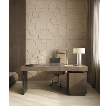 Moderne werkkamer met 3D-wandpanelen in geometrisch design, houten bureau, lichte bureaustoel en tafellamp.