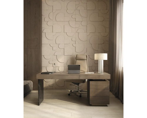 Moderne werkkamer met 3D-wandpanelen in geometrisch design, houten bureau, lichte bureaustoel en tafellamp.