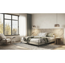 Moderne slaapkamer met tweepersoonsbed, gestructureerd hoofdbord, hanglampen, groot raam met uitzicht op het bos en vloerkleed op houten vloer.