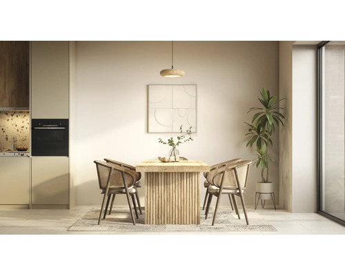 Moderne eetkamer met massief houten tafel, vier rotan stoelen, hanglamp en minimalistische wanddecoratie.