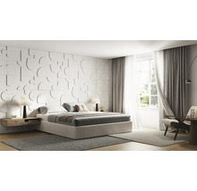 Moderne slaapkamer met geometrische driedimensionale wandpanelen achter een groot tweepersoonsbed, grijze tapijten en lichte gordijnen.