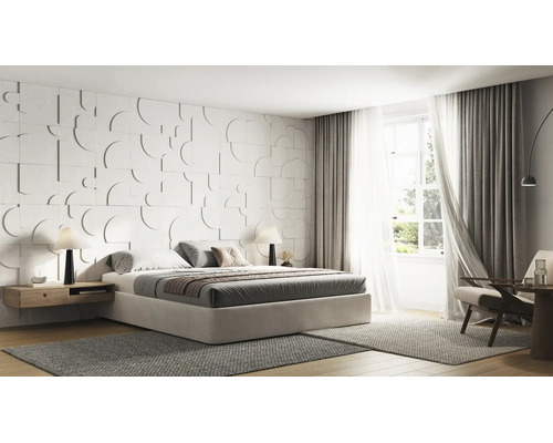 Moderne slaapkamer met geometrische driedimensionale wandpanelen achter een groot tweepersoonsbed, grijze tapijten en lichte gordijnen.