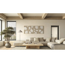 Lichte, minimalistische woonkamer met beige hoekbank, houten salontafel, houten plafondbalken en abstracte wanddecoratie.