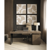 Moderne werkplek met een houten bureau, een bureaustoel en abstracte wanddecoratie in een licht, georganiseerd kantoor.
