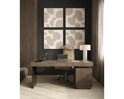 Moderne werkplek met een houten bureau, een bureaustoel en abstracte wanddecoratie in een licht, georganiseerd kantoor.