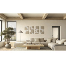 Licht ingerichte woonkamer met een beige hoekbank, houten salontafel, wanddecoratie, vloerlamp, olijfboom en houten plafondbalken.