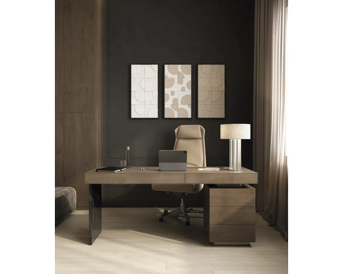 Modern thuiskantoor met houten bureau, ergonomische bureaustoel, driedelige wanddecoratie en een tafellamp in een georganiseerde ruimte.