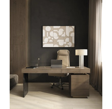 Moderne werkplek met houten bureau, bureaustoel, tafellamp en abstract wandpaneel voor een donkere muur.