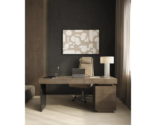 Moderne werkplek met houten bureau, bureaustoel, tafellamp en abstract wandpaneel voor een donkere muur.