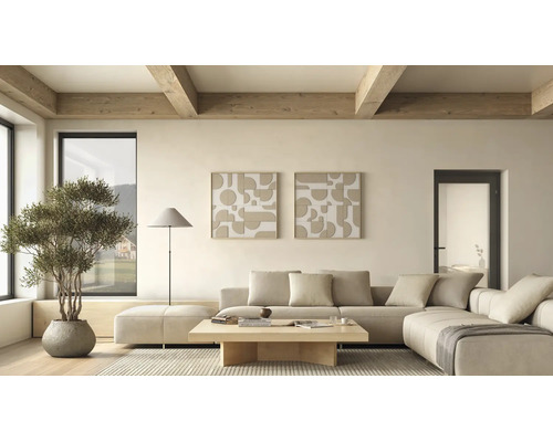 Lichte, modern ingerichte woonkamer met beige hoekbank, houten tafel, twee abstracte kunstwerken, vloerlamp en kamerplant onder houten plafondbalken.