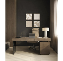 Modern thuiskantoor met houten bureau, beige ergonomische bureaustoel en donkergrijze muur met abstracte wanddecoratie.