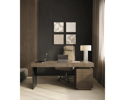 Modern thuiskantoor met houten bureau, beige ergonomische bureaustoel en donkergrijze muur met abstracte wanddecoratie.