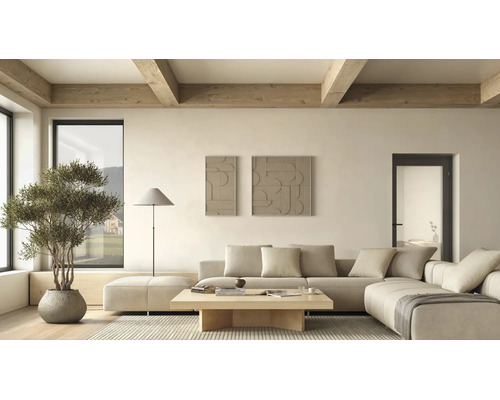 Lichte woonkamer met modulaire bank, houten tafel op gestreept tapijt, vloerlamp, olijfboom, houten plafondbalken en abstracte kunst.