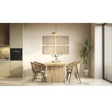 Moderne eethoek met een massief houten tafel, vier rotan stoelen, wanddecoratie en een lichte keuken op de achtergrond.