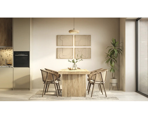 Moderne eethoek met een massief houten tafel, vier rotan stoelen, wanddecoratie en een lichte keuken op de achtergrond.