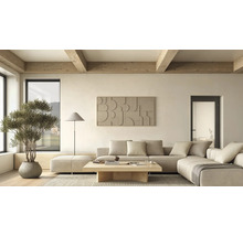 Moderne lichte woonkamer met hoekbank houten tafel olijfboom en vloerlamp. Houten plafondbalken en reliëf wanddecoratie.