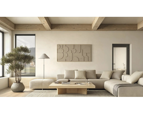 Moderne lichte woonkamer met hoekbank houten tafel olijfboom en vloerlamp. Houten plafondbalken en reliëf wanddecoratie.